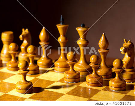 Chessboard with figures 41001575