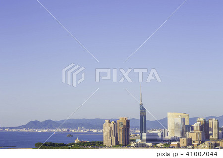 雲ひとつない青空と美しい福岡の街並み 雲ひとつない青空と美しい福岡の街並み 41002044