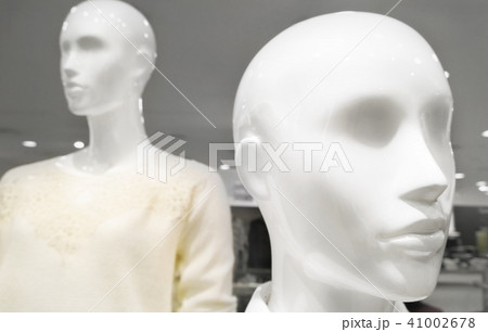 Female dummy inside a clothing store 41002678