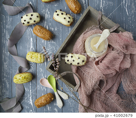 Eclairs with chocolate and whipped cream Eclairs with chocolate and whipped cream 41002679
