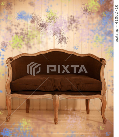 Brown antigue sofa in the room Brown antigue sofa in the room 41002710