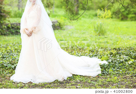 Young pretty bride outdoors 41002800