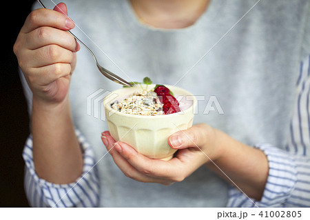 Healthy breakfast greek yogurt granola and berries 41002805