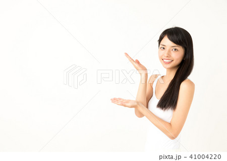 女性ポートレート　白バック 41004220