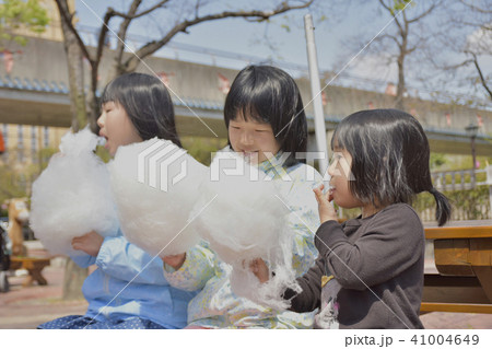綿菓子を食べる姉妹 41004649