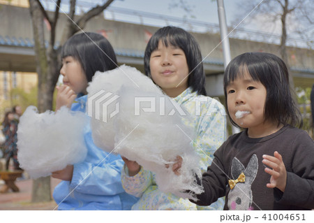 綿菓子を食べる姉妹 41004651