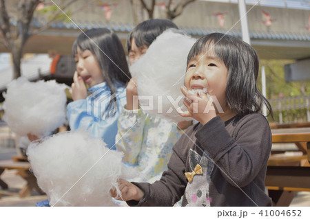 綿菓子を食べる姉妹 綿菓子を食べる姉妹 41004652