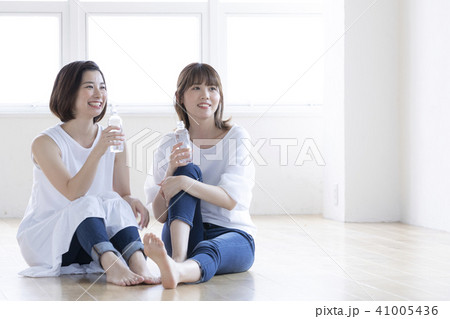 女性　水分補給　水　健康　美容　2人 41005436