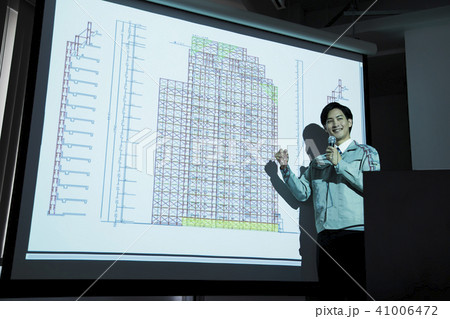 ビジネス　不動産　建築　オフィス　ビジネスマン　会議　プレゼン 41006472