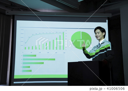 ビジネス　オフィス　ビジネスマン　会議　プレゼン 41006506