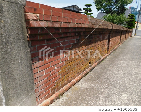 炭鉱の町に残る桃色れんがの塀 41006589