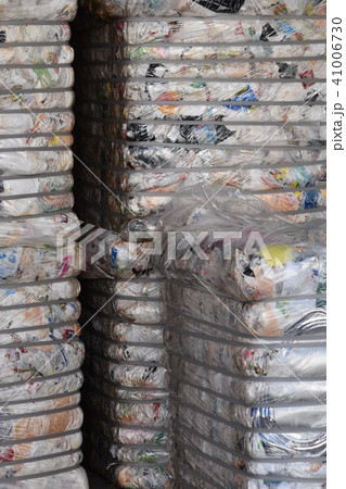 廃プラ　リサイクル（プレスによる減容処理）　廃プラスチック　環境汚染　海洋汚染 廃棄 41006730