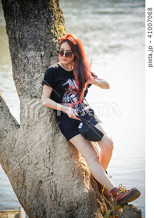 asia attractive young woman with sunglasses 41007068