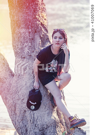 asia attractive young woman with sunglasses 41007069