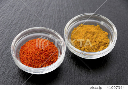一味唐辛子とカレーパウダー 41007344