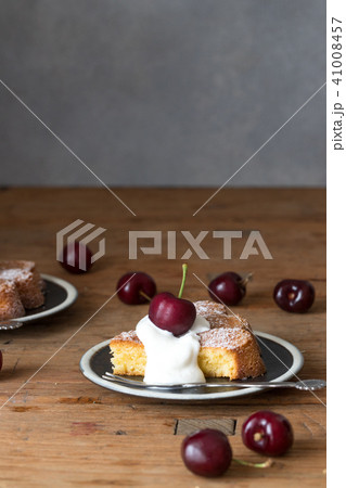 マーガレット型のアーモンドケーキ 41008457