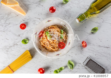 Spaghetti bolognese with ingredients basil tomato Spaghetti bolognese with ingredients basil tomato 41008957