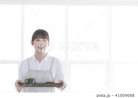 カフェ　店員　スタッフ　アルバイト　女性 41009088