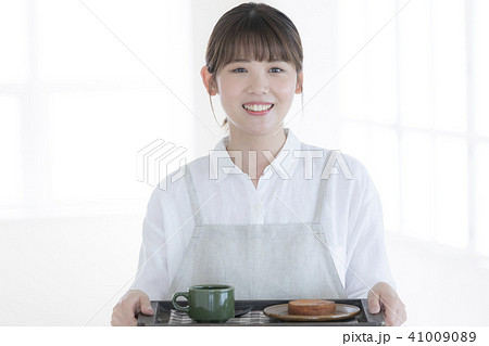 カフェ　店員　スタッフ　アルバイト　女性 41009089