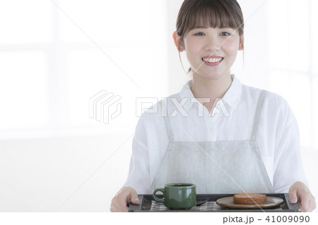 カフェ　店員　スタッフ　アルバイト　女性 41009090