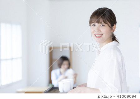 カフェ　店員　スタッフ　アルバイト　女性 41009094