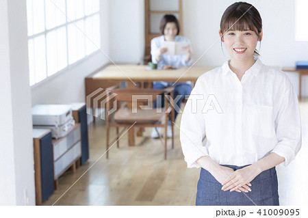 カフェ　店員　スタッフ　アルバイト　女性 41009095