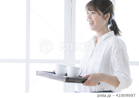 カフェ 店員 スタッフ アルバイト 女性 カフェ 店員 スタッフ アルバイト 女性 41009097
