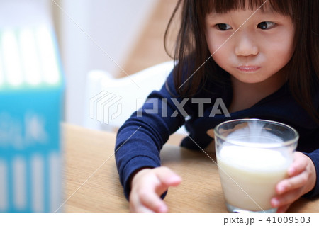 牛乳 (ミルク 子供 風呂上がり 幼児 女の子 2才 2歳 飲み物 ドリンク パジャマ 寝巻き) 41009503