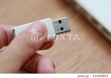 データ ノートパソコン Pc Hdd バックアップ ミラーリング 女性 人物 個人情報 記憶媒体 の写真素材