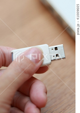 データ (ノートパソコン PC HDD バックアップ ミラーリング 女性 人物 個人情報 記憶媒体) 41009605