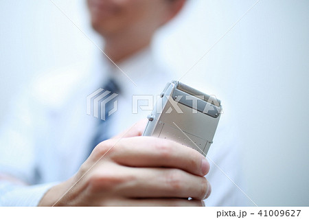 ひげそり (男性 美容 ビューティー 仕事 ライフスタイル メンズビューティー ビジネス スーツ) 41009627