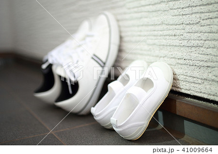 洗濯物 (運動靴 バルコニー ベランダ コピースペース 干す マンション 一軒家 教室 学校) 41009664