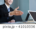 ビジネス　オフィス　パソコン　ビジネスマン　会議　プレゼン 41010336