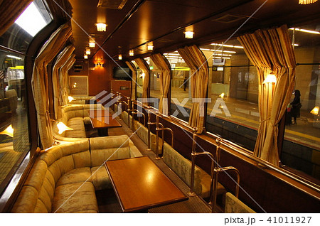 寝台特急「トワイライトエクスプレス」　サロンカー・サロンデュノール 41011927