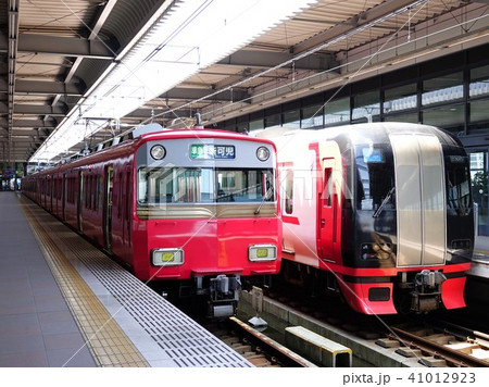 中部国際空港駅に停車中の名鉄特急とミュースカイ 41012923