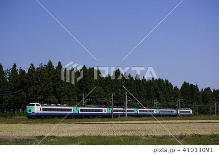 稲刈りの終わった田園地帯を横目に金沢を目指す485系3000番台 特急北越 稲刈りの終わった田園地帯を横目に金沢を目指す485系3000番台 特急北越 41013091