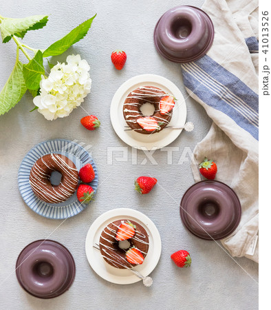 苺とチョコレートのドーナツ 苺とチョコレートのドーナツ 41013526