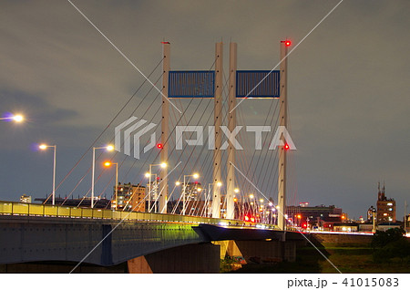 稲城市から望む夜の是政橋の写真素材