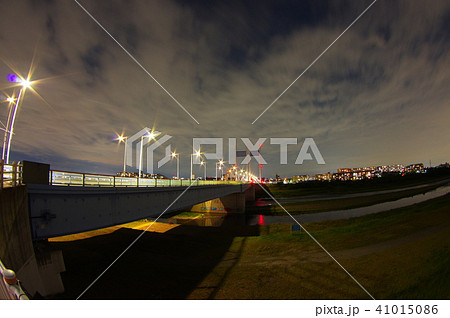 稲城市から望む夜の是政橋の写真素材