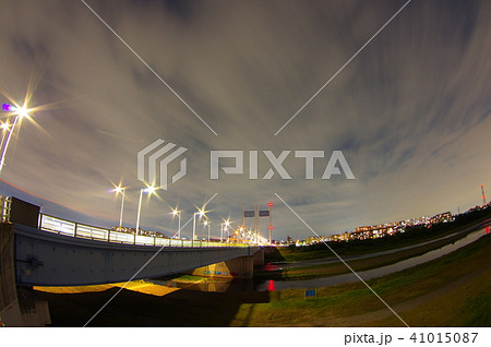 稲城市から望む夜の是政橋の写真素材