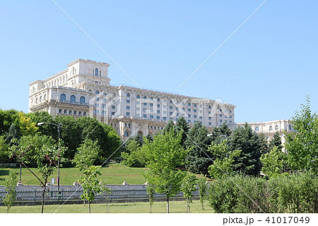ルーマニアの首都ブカレストにある国民の館と周辺の緑の木々 ルーマニアの首都ブカレストにある国民の館と周辺の緑の木々 41017049