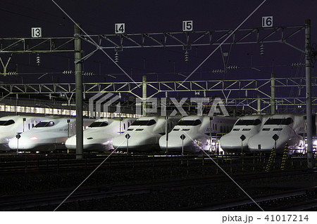 夜の博多総合車両所岡山支所に留置中の山陽新幹線 41017214