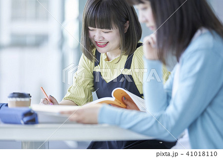 大学　女子大生　キャンパス 41018110
