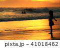 波打ち際の少女 41018462