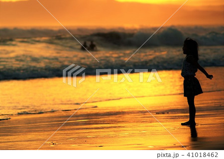 波打ち際の少女 波打ち際の少女 41018462