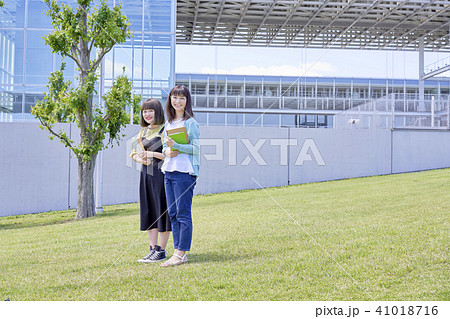 大学　女子大生　キャンパス 41018716