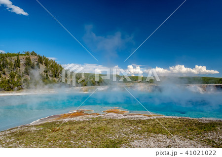 Hot thermal spring in Yellowstone 41021022
