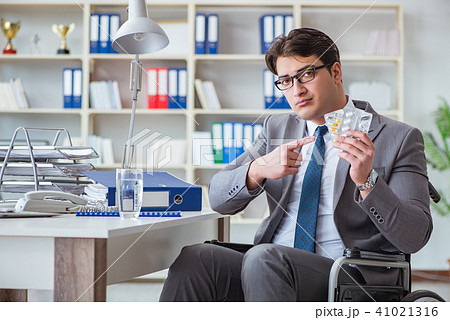 Disabled businessman working in the office 41021316
