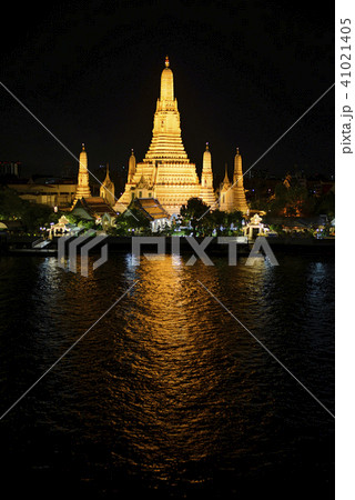 Night view of Wat Arun temple and Chao Phraya rive 41021405