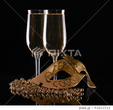 Carnival mask and glasses with champagne  41021513